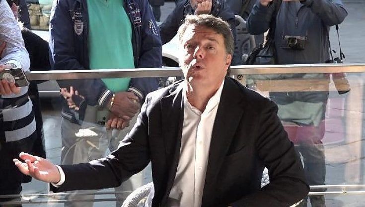 Renzi non ritira la sua assessora, ma attacca Nardella: "Litiga con me perché vuole fare il segretario del Pd". E lancia una petizione sulle multe