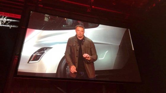 Tesla, Musk trova l'accordo con la Sec: multa da 40 milioni e lascia il posto di presidente