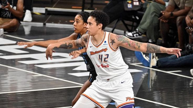 Basket, Brittney Griner si ferma: "Problemi di salute mentale". È stata dieci mesi in carcere in Russia