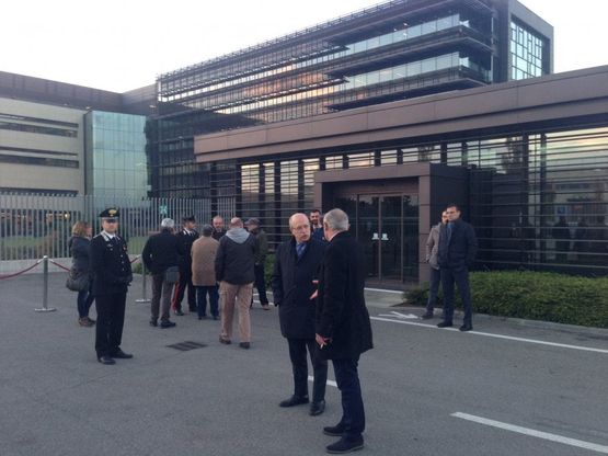L'attesa del premier Renzi davanti alla Chiesi di Parma