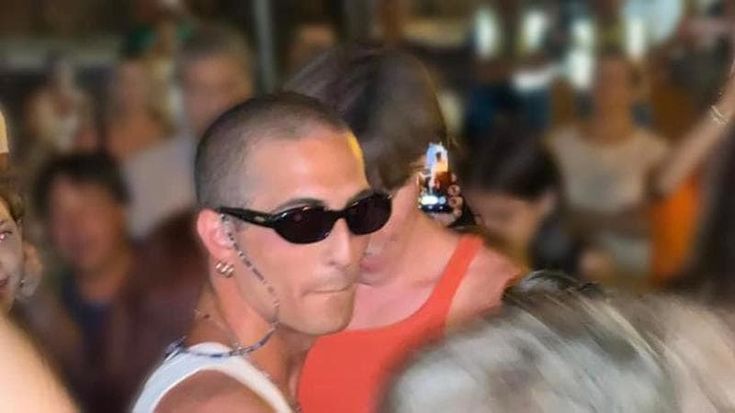 Manciano, Damiano dei Maneskin a sorpresa alla sagra balla con gli abitanti del paese, il Comune celebra “l’evento” su FB, alcuni criticano