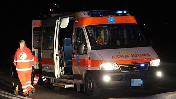 Roma, movida violenta: dopo lite investe ragazzi fuori da un locale all'Eur. Poco distante accoltellato un ragazzo