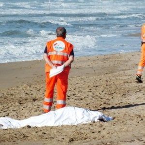 Riviera romagnola, quattro amici cadono dal pedalò: uno annega