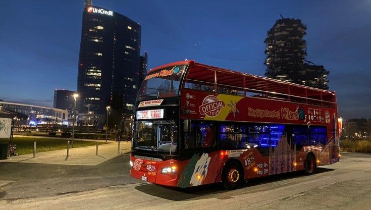 Bus rosso ed escursioni in giornata: da domani via ai pacchetti dedicati ai turisti per scoprire Milano e dintorni