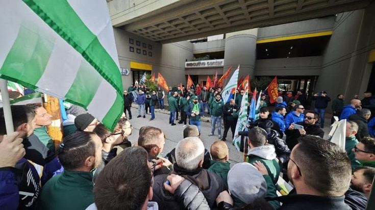 A Bari sciopero dei metalmeccanici, protesta sotto la sede di Confindustria: “Non c’è più dialogo”