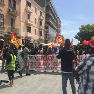 Migranti, a Foggia la protesta dei braccianti: "Diritti a prescindere dal colore della pelle"