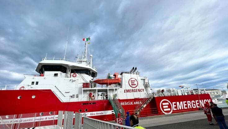 Livorno, arrivata nel porto nave con 47 naufraghi a bordo: i racconti dall’inferno