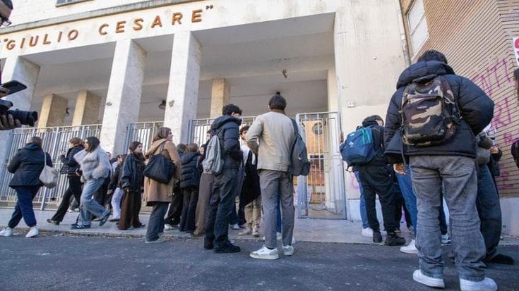 ‘Lista stupri’ al Giulio Cesare, le vittime e i loro genitori: “Ora corsi di educazione sessuale”