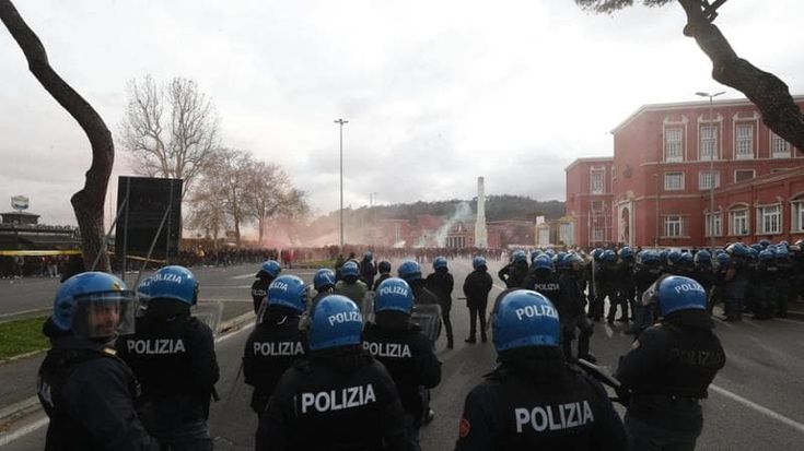 Derby, caos sull’orario. Si accende la polemica: “Siamo un paese ridicolo”