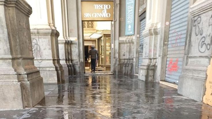 Duomo di Napoli, ripuliti i portici. Stazione metro: c’è il progetto per la nuova sistemazione