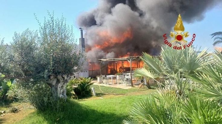 Maccarese, fiamme allo stabilimento La Rambla. Due persone intossicate dal fumo
