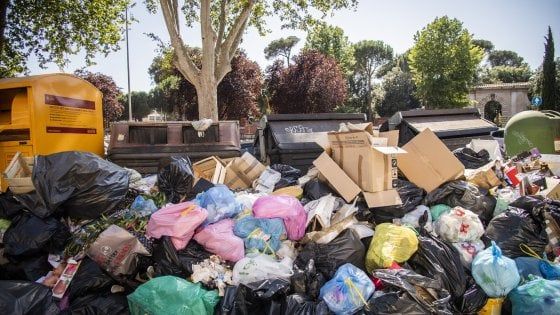 Emergenza rifiuti a Roma, Ama: "Noi pronti a attuare ordinanza Regione ma nessuna risposta dagli impianti"