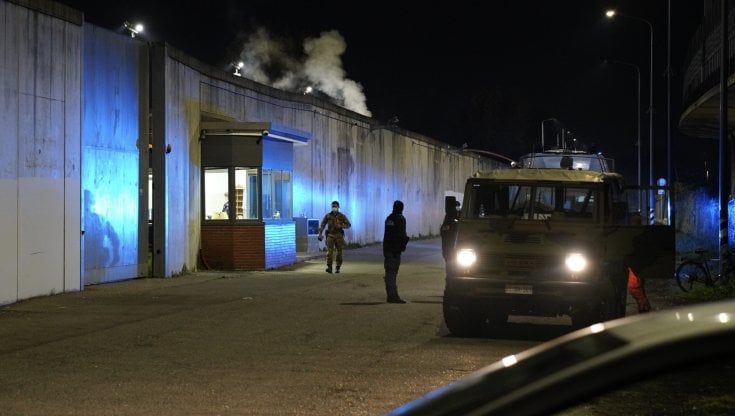 Cpr di via Corelli, rivolta e tentativo di fuga dei migranti: tre restano feriti cadendo dal tetto
