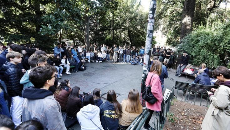 Assalto al liceo Da Vinci, studenti e docenti a confronto davanti all’istituto