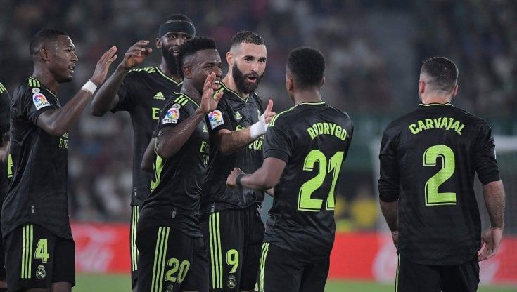 Liga, il Real travolge l'Elche e allunga in vetta. Ovazione per Benzema: ferma il gioco per far soccorrere una tifosa