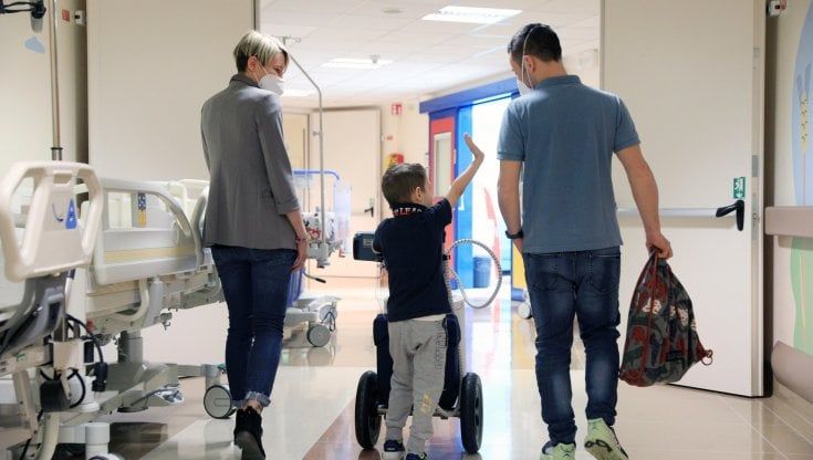 "Siamo andati al bar e lui si è portato da solo il cuore artificiale: mio figlio di 6 anni è il mio supereroe”