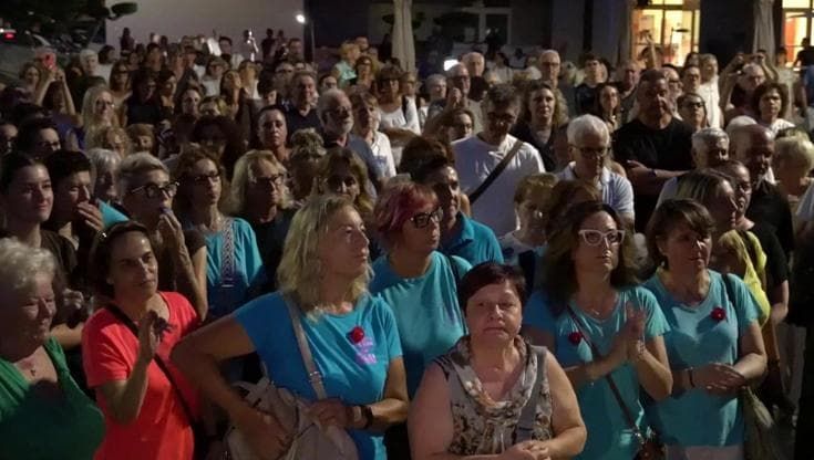 "Rumore per Tania": in centinaia in piazza a Camponogara ricordano la 39enne uccisa dall'ex
