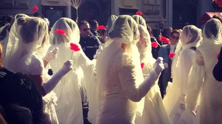 Sant’Agata, sfilano le ’Ntuppatedde: “Devote alle donne gioiose contro una festa patriarcale”