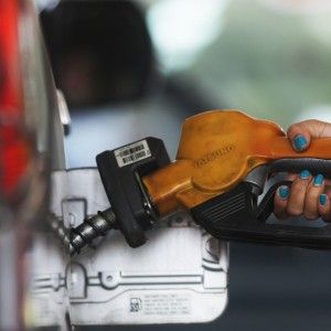 Carburanti, pioggia di ribassi alla pompa di benzina