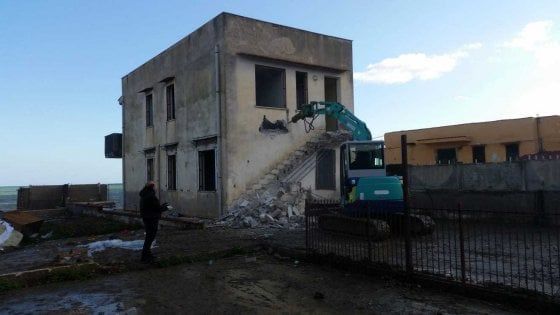 Palermo, ruspe in azione per abbattere tre villette sul fiume Milicia