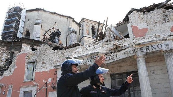 Un fascio di luce e le spille del Fiore della memoria: L’Aquila ricorda le vittime del terremoto