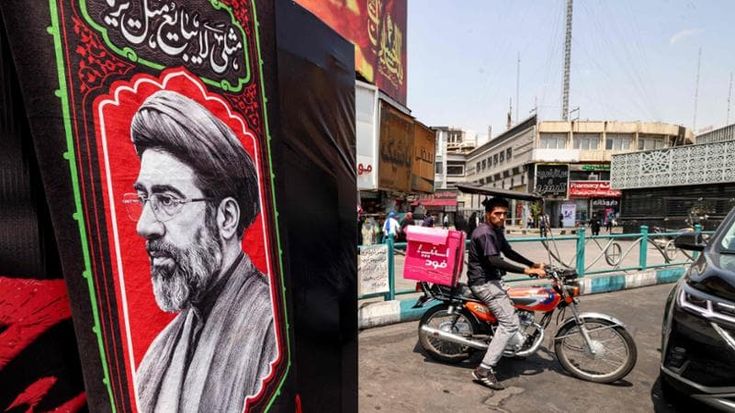 “Mojtaba Khamenei ha incontrato Pezeshkian”. E Teheran promette un nuovo video della Guida Suprema