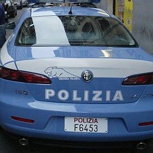 Uccide il padre a coltellate e si consegna alla polizia