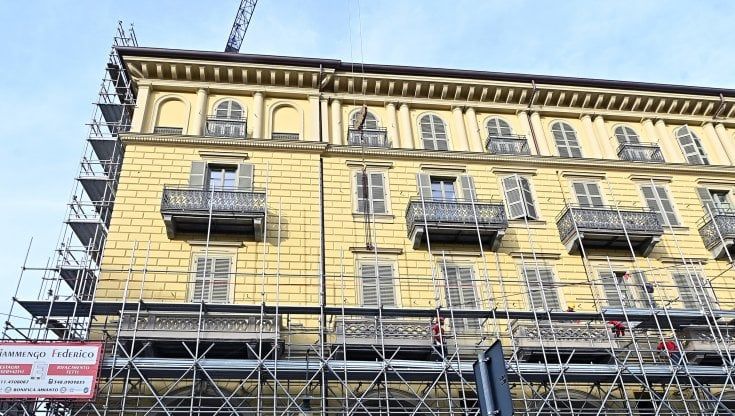 A maggio lavori finiti in piazza Carlo Felice dopo il rogo, ma arriva la stangata da un milione