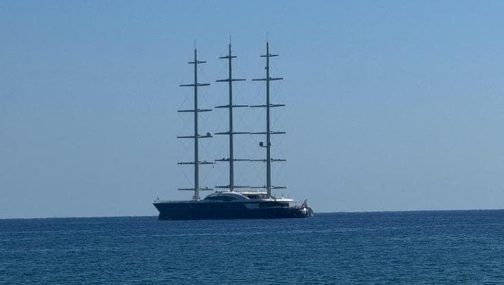 Il “Black Pearl” di Brad Pitt al porto di Palermo