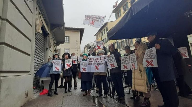Ex ospedale San Gallo esposto e proteste contro il nuovo resort