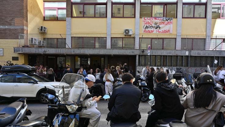 Napoli, occupati altri 4 istituti: al Mazzini il dirigente aveva fatto trovare i carabinieri