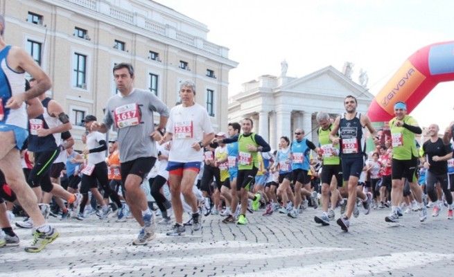 Corsa dei santi 2013 nel centro di Roma<br />migliaia di podisti alla gara di beneficenza