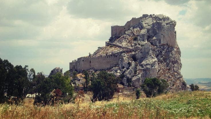 Mussomeli, scoppia il caso delle pale eoliche: “Troppo vicine al Castello”