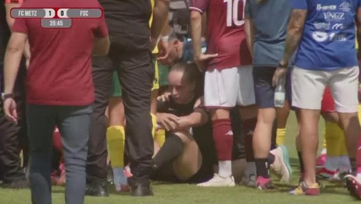 Rissa nell'amichevole Metz-Fortuna Sittard: l'arbitra cade, batte la testa e deve lasciare il campo
