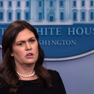Usa, la portavoce di Trump cliente indesiderata: proprietaria del ristorante le chiede di andarsene