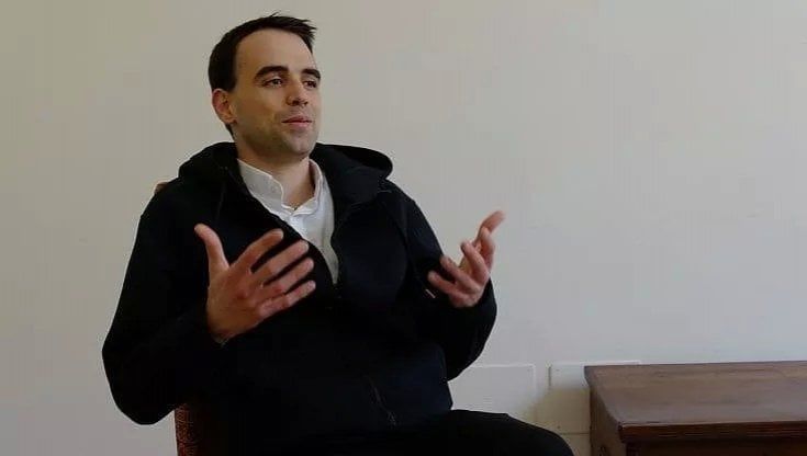 Migranti, ecco chi è l'autore delle minacce a don Mattia Ferrari: 50 attivisti di Jl Project hanno scoperto la sua identità