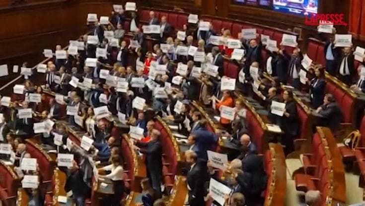 Legge elettorale: ok alla Camera, tra applausi e cartelli polemici su gasolio, salari, armi e sanità