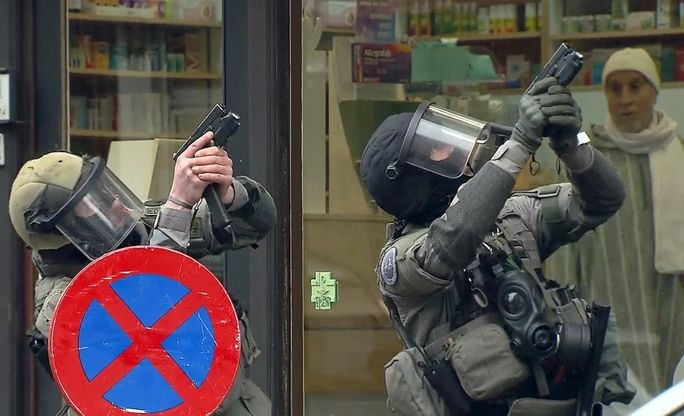 Belgio, blitz della polizia a Molenbeek: ferito e arrestato Salah