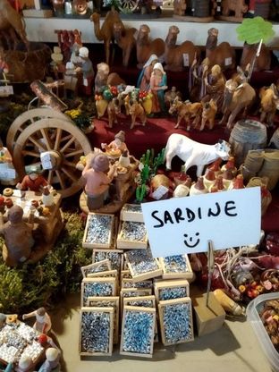 A Bologna spuntano le sardine formato presepe