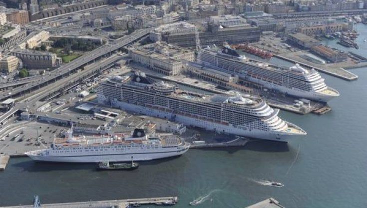Università di Genova, una nave studentato in porto 