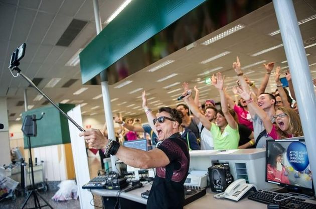 Malpensa, gate party a sorpresa con dj set e balli all'imbarco