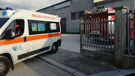Sedici anni, schiacciato da un cancello mentre lavora: ferito grave nel Cuneese