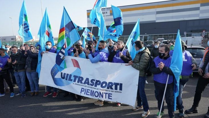 Amazon, i corrieri in sciopero: "Pronto esposto in procura"