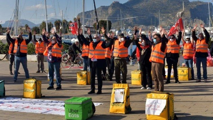 Rider, la svolta di Bruxelles: "Sono dipendenti, le piattaforme li assumano”