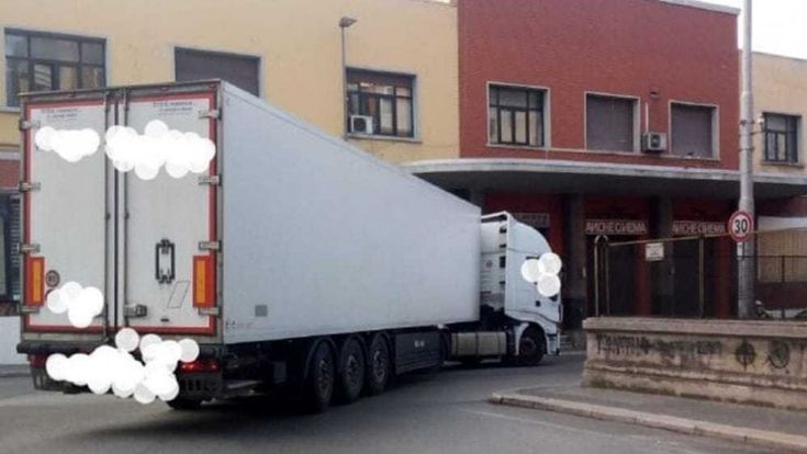 Bari, tir si blocca in curva prima del sottopasso: traffico bloccato per ore