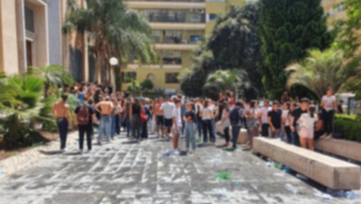 Napoli, liceo Umberto: uova, gavettoni e vernice per l'ultimo giorno, il preside chiama i carabinieri