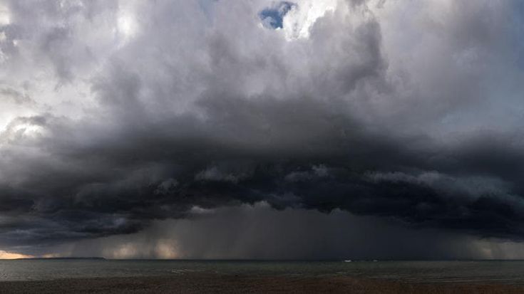 Cos’è il downburst, la tempesta con temporali e raffiche di vento che sta colpendo l’Italia