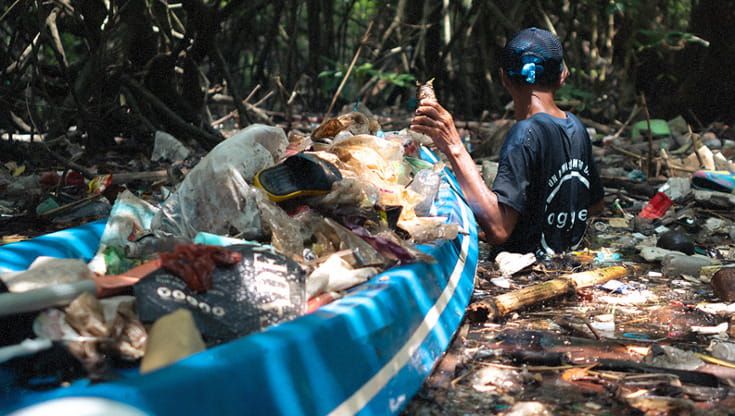 Oceani più puliti, la sfida di Ogyre: raccogliere 40 tonnellate di rifiuti in un mese