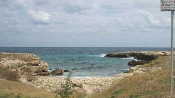 Bari, abbondonò la figlia appena nata in spiaggia: condanna ridotta a madre per la morte della piccola