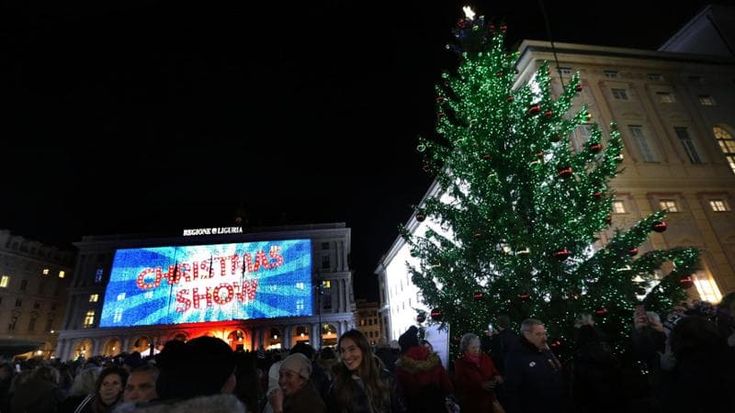 A De Ferrari si accende l'albero di Natale e si illuminano le facciate dei palazzi